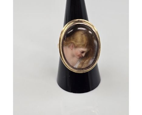 10 K-Goldring mit ovaler Porzellanminiatur - Gelbgold 417/000 (10K), als Ringkopf überaus fein gemalte Miniatur einer herabsc
