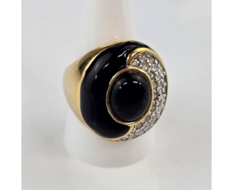 Massiver Vintage-Ring - Metall vergoldet, ovaler Ringkopf mit schwarzer Emailauflage, weißem Strasssteinbesatz sowie mittigem