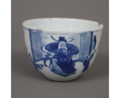 Blau-Weiß-Koppchen - China, ausgehende Qing-Dynastie, Porzellanschälchen umlaufend bemalt mit mehrfiguriger Szene und Beschri