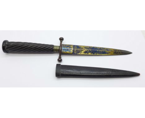 An early 19th Century dagger with decorated steel blue and gilt blade, with scabbard, 23cm 