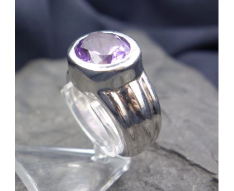 RING - 925er Silber (12,3 g), RIng mit Edelsteinbesatz: Breite, reliefierte Ringschiene; Ringkopf mit ovalem Amethyst in Zarg