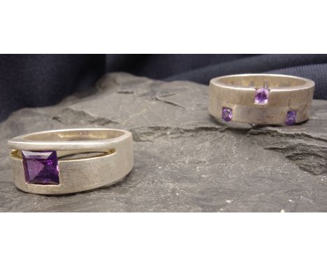 ZWEI RINGE - 925er Silber (12,7 g), RInge mit Edelsteinbesatz: Ring mit breiter Ringschiene im Durchbruchdekor, Ringkopf mit 