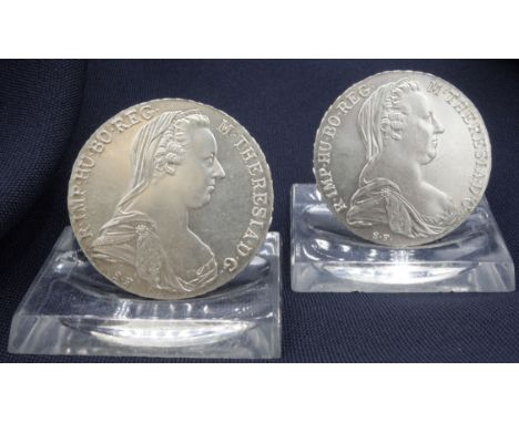 ZWEI MARIA THERESIEN TALER, Silber (silbergetestet, Gesamtgewicht 56,4 g). Avers mit 3/4- Portrait Kaiserin Maria Theresias m