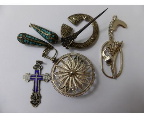 Miscellaneous Silver Jewellery including a Celtic Pin Brooch with Glasgow hallmark dated  1916, a filigree brooch, an Austral