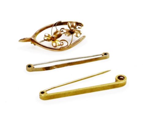 A yellow metal horseshoe and flower brooch, and two yellow metal stick pins, each with base metal pins, 6.7g all in. 