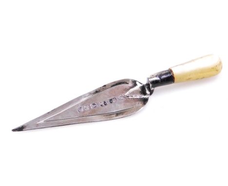 An Elizabeth II silver and mother of pearl trowel shaped page marker, Birmingham 1972, 8.5cm wide. 