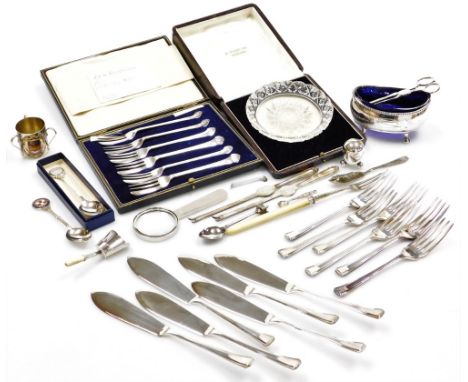 A collection of silver plated wares, to include a miniature tyg with enamel and gilt metal Windsor coat of arms, 4cm high, a 