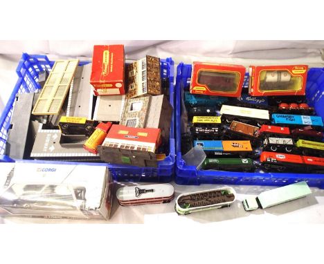 Twenty OO scale wagons, various types and makes, mostly unboxed in good condition. Plus a selection of platforms, track, sign