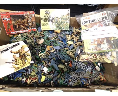 Large quantity of plastic soldiers including Airfix 1/35 scale, various types including footballers in mostly good condition,