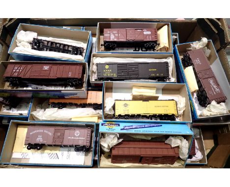 Twenty four HO scale American outline wagons, mostly Athearn, in very good condition, boxed. P&amp;P Group 1 (£14+VAT for the