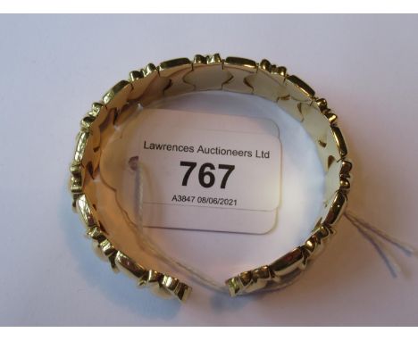 18ct Yellow gold torque bangle, 35g (including steel framework) 