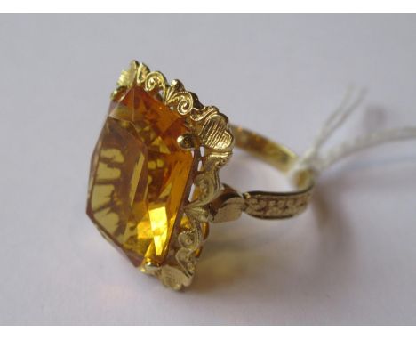 18ct Yellow gold ring set rectangular citrine in an ornate mount, 8g 