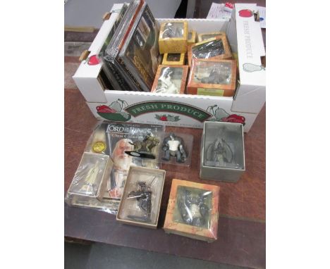 Quantity of Eaglemoss Lord of the Rings diecast metal figures and comics etc. 