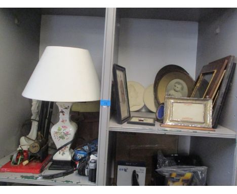 A mixed lot to include a silver fronted desk calendar, a silver picture frame, a table lamp, a Canon camera and other items 