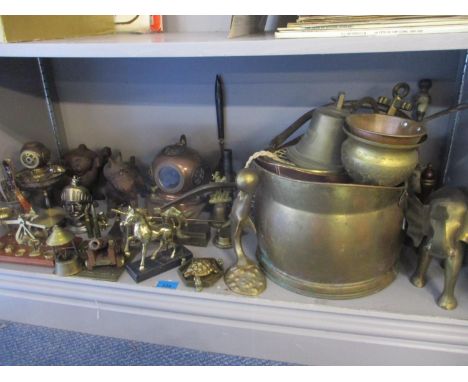 Vintage brass and metalware to include two reproduction animal doorstops and a table lighter in the form of a knights head 