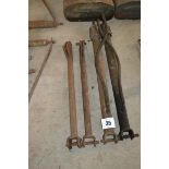 Horndraulic loader rams and two bars.