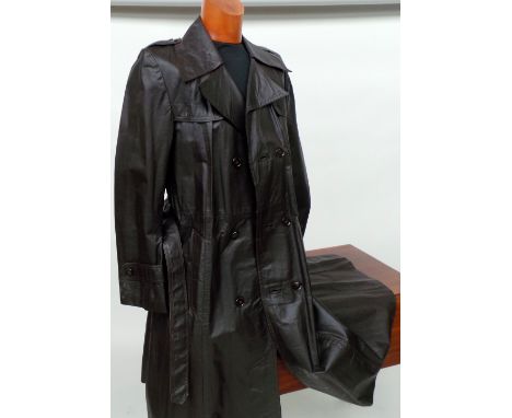 A gents vintage 70s lightweight and full length leather fitted coat. Double breasted with short wide lapels and with belt. 40