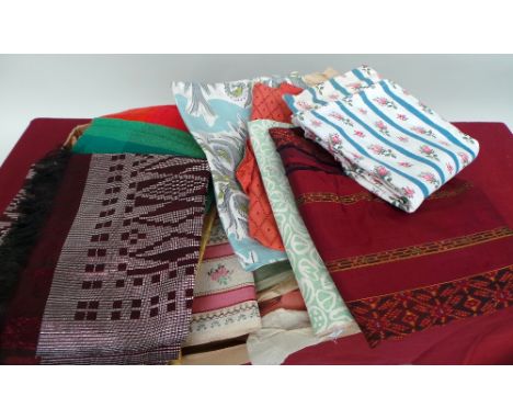 A lot of vintage fabrics, lace and remnants - cottons, crepes, silks and wool. (Qty)