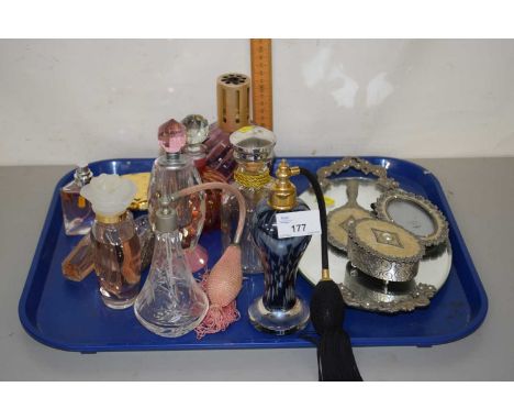 Tray containing quantity of glass scent bottles and atomisers, mid 20th Century and a gilt metal compact