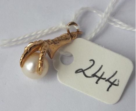 18ct gold pearl and claw pendant 2.8g inc    