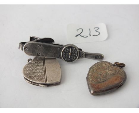 Silver tie clip and 2 silver lockets     