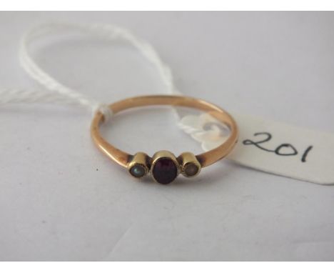 Gold, pearl &amp; garnet ring approx size O    