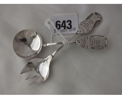 Similar example and a matching fork, same maker to the  previous lot, 28g.       