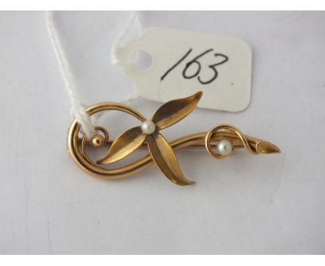 15ct gold pearl mounted brooch 3.4g    