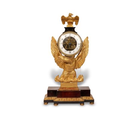 Wiener Empireuhr„Schmied“Holzgehäuse, figural geschnitztEin prunkvoller, vergoldeter Adler trägt das Gehäuse der Uhr.Im Ziffe