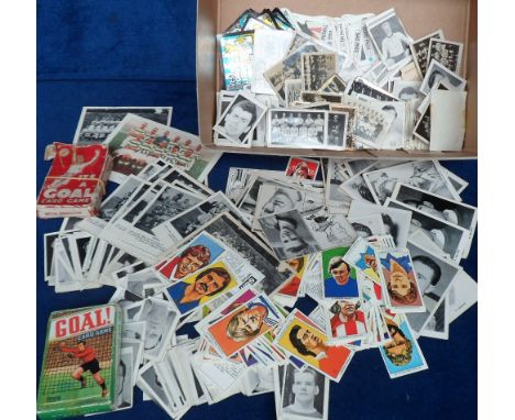 Trade cards, Football, a quantity of 600+ loose cards, many different issuers, inc. A&amp;BC Gum, Pals, Thomson, The Sun, Pep