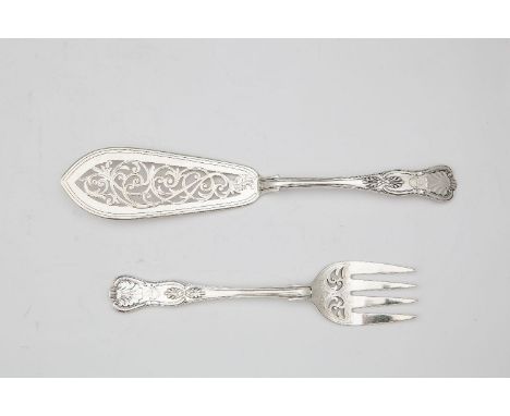 A CASED PAIR OF VICTORIAN SILVER KINGS PATTERN FISH SERVERS, London 1897, makers mark rubbed, comprising fork and knife (c.8.