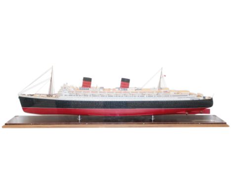 RMS Queen Elizabeth.: Schiffsmodell, um 2000. Maßstab 1:250. Ca. 125 x 13 x 29 cm (LxBxH). Vitrine aus Holz u. Plexiglas (ca.