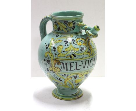 Sirupkanne Italien 1690: Chevrette, Majolika mit grüner Lasur. Blattranken in Gelb. dat. 1690. Zopfbandhenkel u. Zopfseil um 