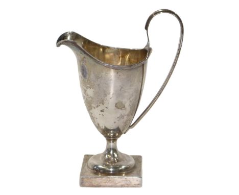 Sahnekännchen auf: quadratischem Fuß. Empirestil. Birmingham T.H.Hazelwood. 1911. 925 Sterling Silber. Mehrfach punziert. H: 