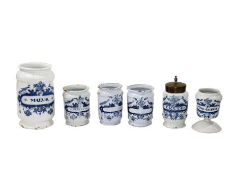 Albarello Delft Hendrik: van Hoorn zugeschr. 6 seltene Albarelli mit blauer Pfauenkartusche u. geflügeltem Engelskopf. Schrif