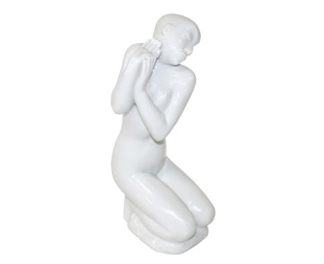 Steger, Milly: (1881-1948) Porzellanfigur "Knieendes Mädchen". Erstausformung 1925. Knieender Frauenakt mit abwehrend verschr