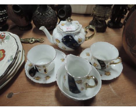 A vintage tea service of small design in a Meissen style shape