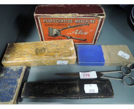 A selection of vintage mens shaving and vanity items including cut throat razor