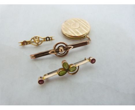 A 9ct locket, a 9ct peridot and ruby bar brooch, another 9ct bar brooch and one other in yellow metal. 10.9g weighable