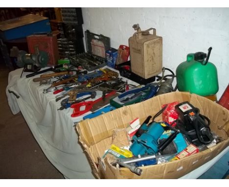 A SELECTION OF TOOLS TO INCLUDE VINTAGE FUEL CANS AND A SOCKET SET