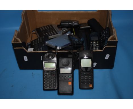 A QUANTITY OF VINTAGE AND OTHER MOBILE PHONES