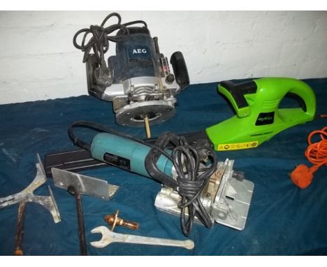 A SELECTION OF POWER TOOLS TO INCLUDE AN AEG ROUTER