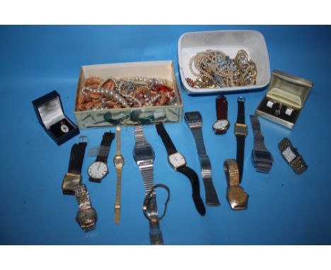 A QUANTITY OF COSTUME JEWELLERY AND WRIST WATCHES TO INCLUDE A VINTAGE GENTLEMAN'S RECORD WATCH