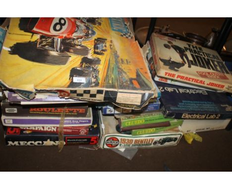A QUANTITY OF ASSORTED VINTAGE GAMES TO INCLUDE CLUEDO, ROULETTE, AN AIRFIX 1930S BENTLEY (PARTS NOT CHECKED)