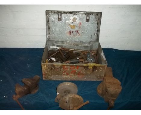 A WW2 AMMUNITION BOX AND CONTENTS TO INCLUDE TWO ENGINEERS VICE'S AND HAND GRINDER