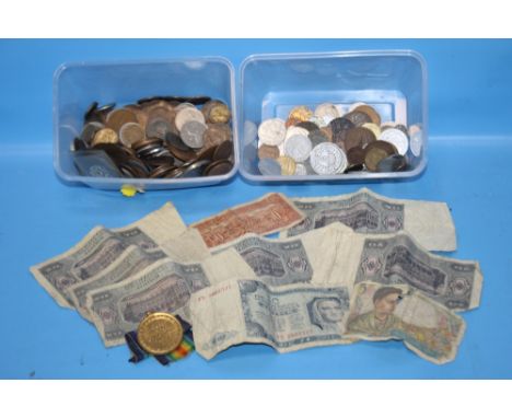 A QUANTITY OF COINS TO INCLUDE SHILLINGS TOGETHER WITH A SMALL COLLECTION OF BANKNOTES AND 'THE GREAT WAR FOR CIVILISATION' M