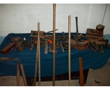 A SELECTION OF VINTAGE TOOLS TO INCLUDE A HOE AND RAKE