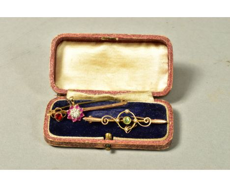 THREE ITEMS OF GOLD JEWELLERY, to include an early 20th century 15ct gold peridot and split pearl bar brooch with scrolling d