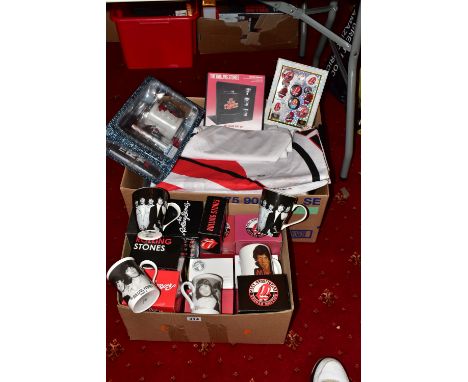 TWO TRAYS AND LOOSE OF ROLLING STONES MEMORABILIA including boxed Zippo Lighters, a quantity of mugs, belt buckle, button bad