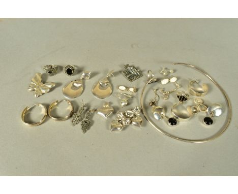 A BAG OF ASSORTED SILVER AND WHITE METAL JEWELLERY, to include a plain polished silver neck collar, hallmarked Birmingham, fo